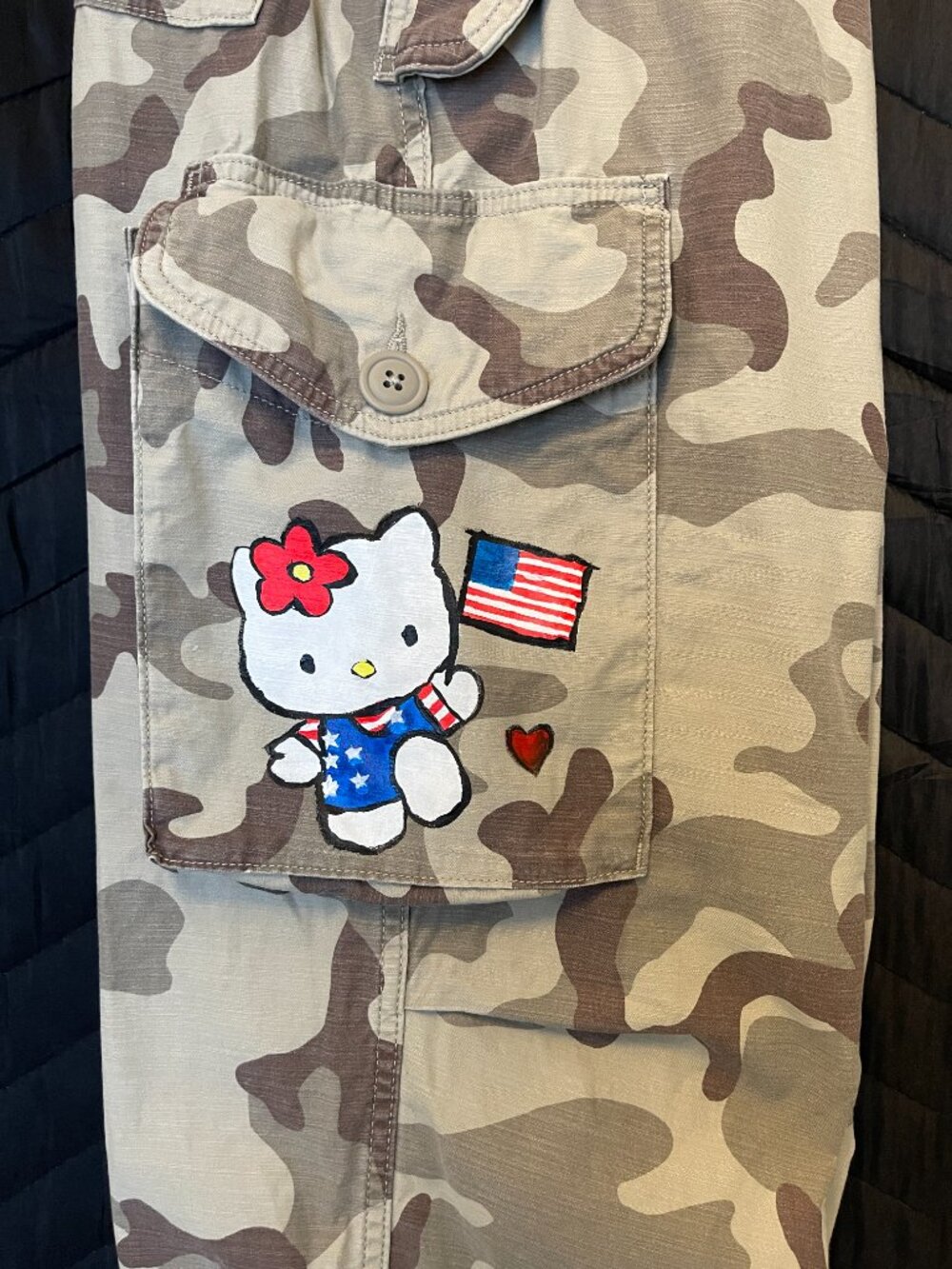 Hand-Painted Hello Kitty Camouflage Cargo Pants Levi's - Picture 2 of 7